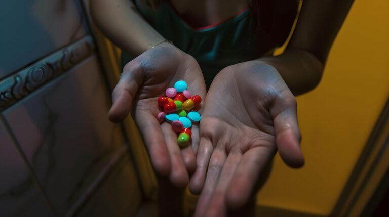 dlon trzymająca garsc kolorowych tabletek i kapsulek symbol leczenia nadpobudliwosci psychoruchowej adhd w centrum optimus