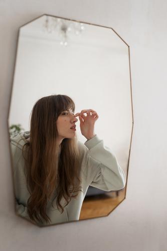 kobieta patrzaca w lustro z niepokojem i niska samoocena