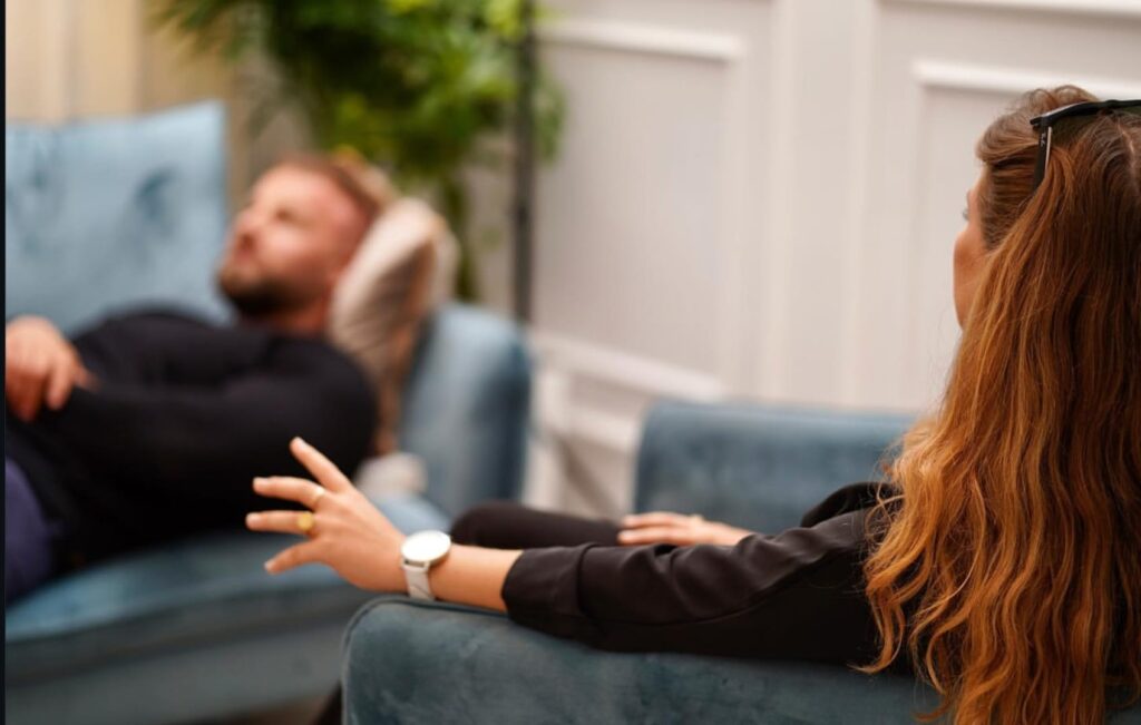 Sesja psychoanalizy w gabinecie – pacjent na kozetce i terapeuta