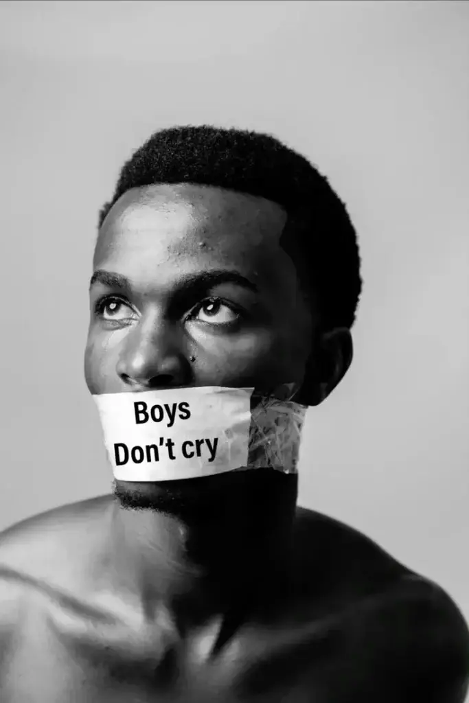 mezczyzna z zaklejonymi ustami boys dont cry presja spoleczna emocje