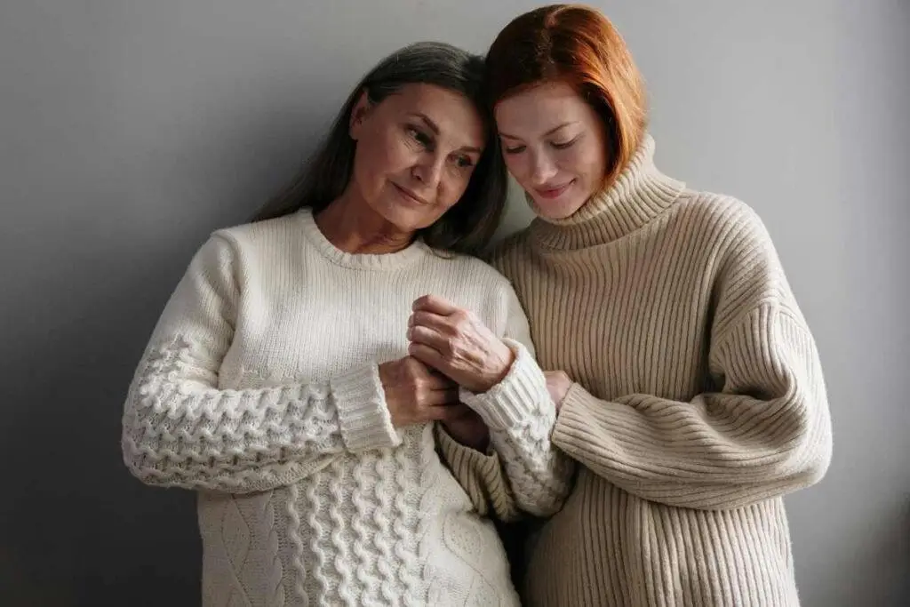 Mama przytulająca dziecko w Dniu Matki – zdrowie psychiczne matek