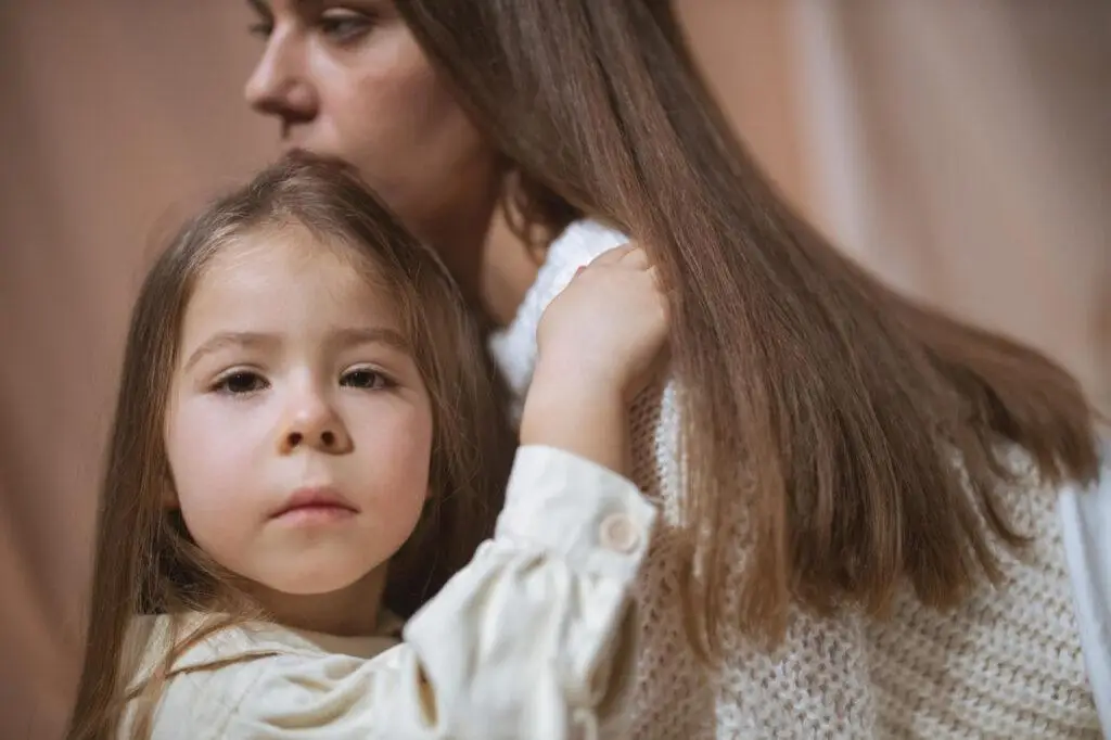 Mama przytulająca syna – wsparcie emocjonalne w Dniu Matki