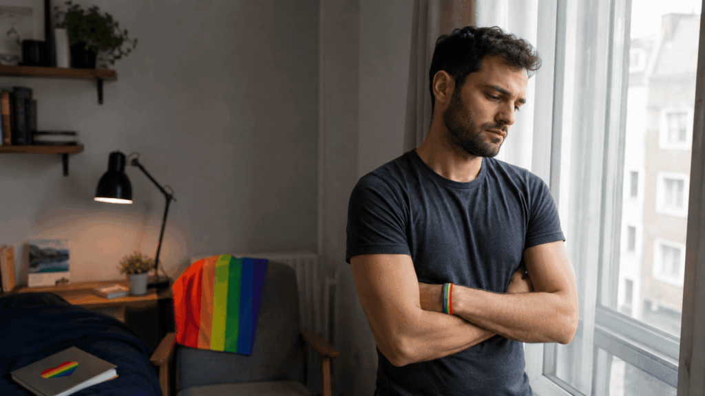 Mężczyzna z flagą LGBT+ – pomoc psychologiczna Centrum Optimus
