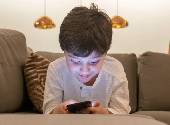 Dziecko korzystające z tabletu – AI i social media