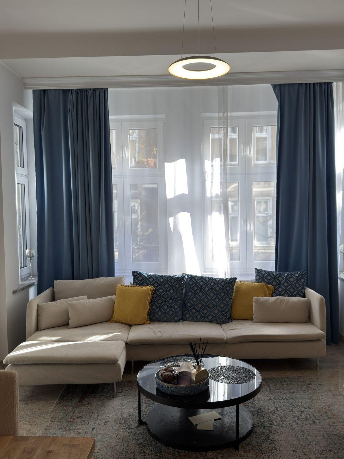 Gabinet 1 Centrum Optimus – Jeżyce, Poznań – sofa i stolik przy oknie